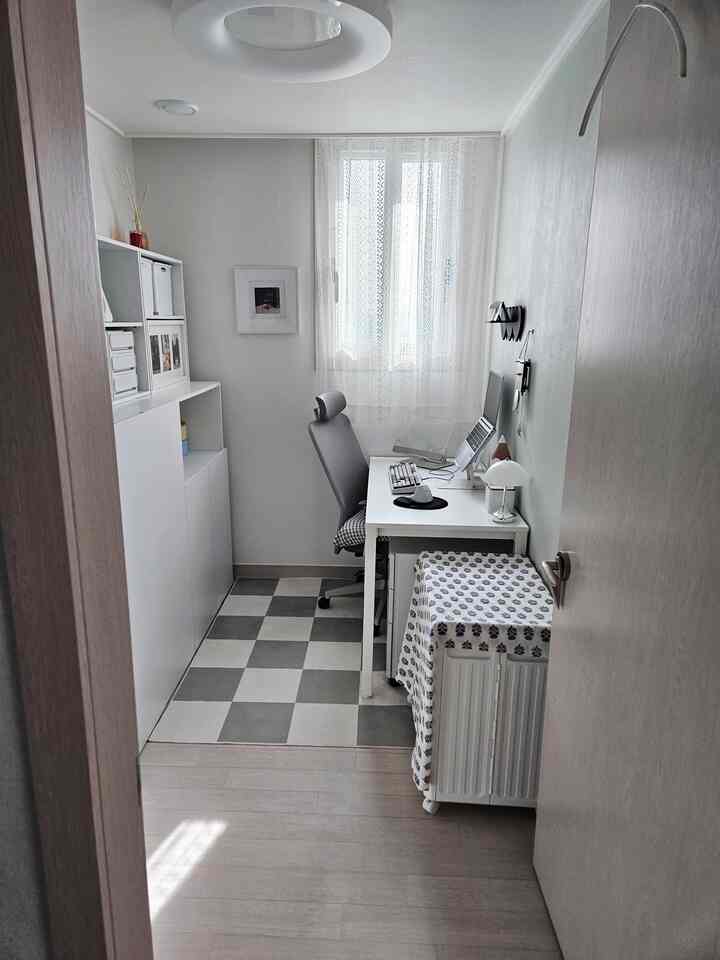 太陽がしばらく経つアルファルーム。
暗いからできるだけ明るいカラーにトーンフィット。

#コンスープ記録集 #インテリアノウハウ
＃アルファルーム＃小さな部屋の装飾＃狭い部屋のインテリア＃コンピュータルーム
＃クローゼット＃IKEA＃収納家具＃コンピューターデスク＃リビングボックス
#ナローバンラグ #チェックボードドラッグ #レースカーテン