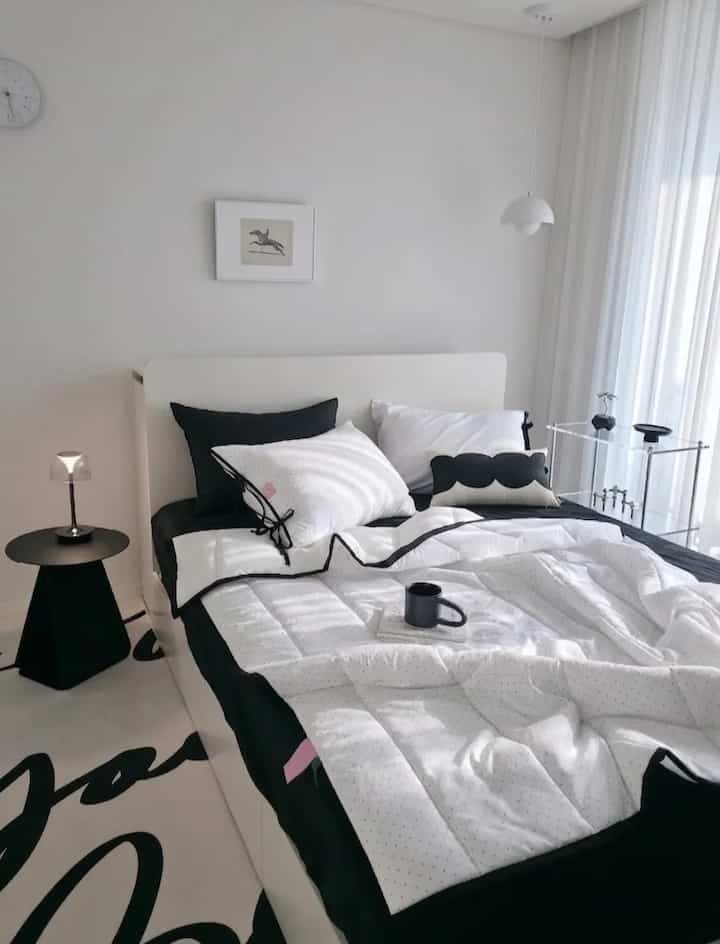 最近同じ季節には厚すぎるし、薄すぎない布団がちょうどいいですよ🫧

スノーシーズンサーカー両面夏の羽毛布団と交換しました。 
ミルクプリンにチョコチップクランブルをふりかけたようなカラー感がとても可愛く、リボンディテールまで加わって寝室の雰囲気をより綺麗にしてくれるように～🎀両面だからもっといいですね🤍

＃コーンスープ記録集＃新婚ベッド＃収納ベッド＃ベッドルーム家具＃セルフインテリー＃マティライブル＃ 