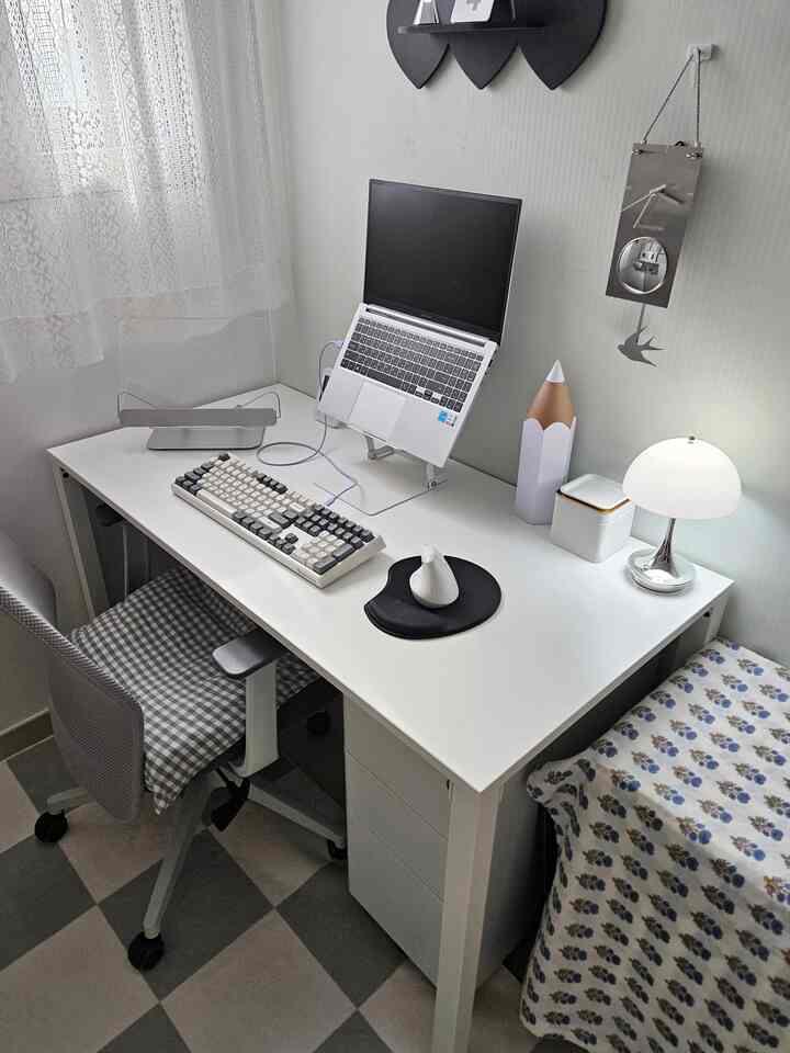 デスクトップを置くつもりで
部屋のサイズに比べて大きな机を買いました。
ラップトップだけが集まります。
代わりに好きなものをいっぱい詰めることができます。

＃デスクセットアップ
＃コンピュータデスク＃ウォールシェルフ＃ワイヤレス照明＃キーボード＃マウス
＃鉛筆アレンジ＃イケア収納＃鉄製収納場＃チェクラグ
＃狭い部屋のインテリア＃小さな部屋のインテリア＃アルファルームの装飾