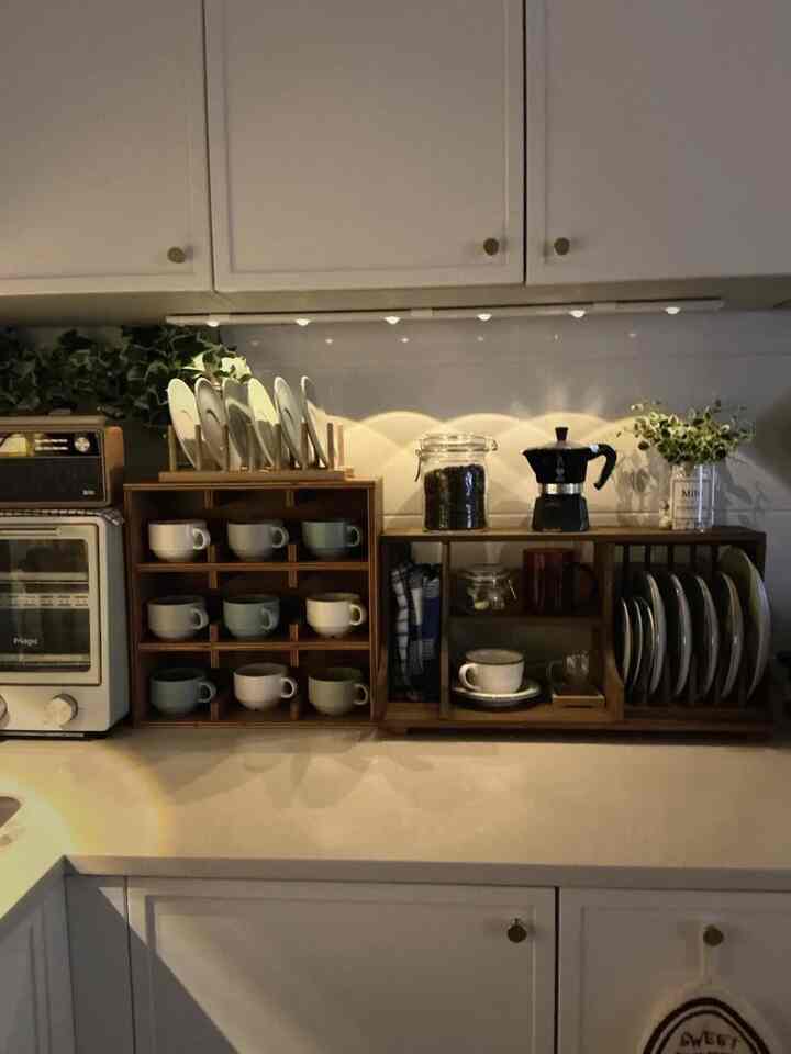  コーヒーカップセット画面で見るときもきれいだと思いましたが、実際に頂いてみると色味がはるかに柔らかく高級感があり、もっと気に入っています☕️
サイズもぴったり適していてラテやカプチーノ飲むのにもとても良いですよ！
お客さまに来たらみんな「カフェみたい」と言ってどこで買ったのかと聞いてよかったです。
キッチンにカップ飾りにまとめておくから雰囲気がしっかり生きてきて
家でも小さなカフェ感がしっかり楽しんでいます🤍
最近はわざわざコーヒーを一杯飲んでしまうヨーアイテムですよ✨

＃今日の家＃今日の家のインテリア＃家の装飾＃ホームカフェ＃ホームカフェインテリア＃キッチンインテリア＃キッチン飾り＃キッチンアクセサリー＃カップスターグラム＃コーヒーカップ＃コーヒーカップセット＃カフェ感性＃感性インテリア＃ウッドインテリア☕️✨