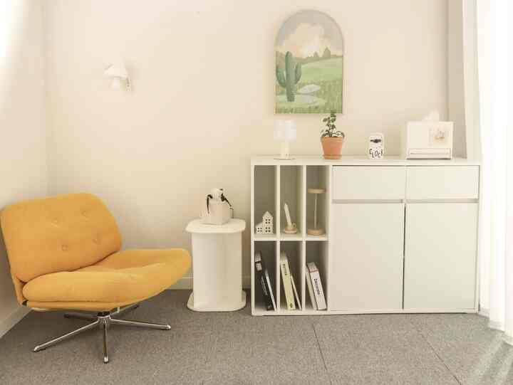 リビングルーム収納引き出しにぴったり
ハルームリビングルームで飾られた空間♡

収納スペースが広く 
引き出しには雑動サニー入れにぴったり！

見える空間は 
インテリア小物として 
飾っておくと今日の私たちの家を完成 :) #수납서랍장 #거실인테리어  #거실수납 