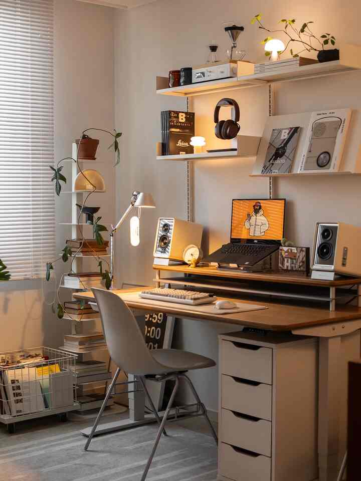 🖥モニターを切望した時がありましたが、今はノートパソコンがもっと楽になってしまいました…💻

＃デスクチェア#卓上カレンダー 
