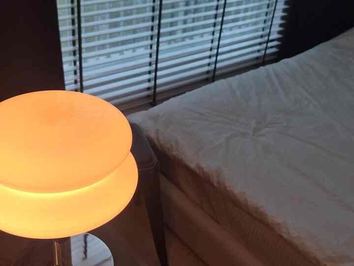 リビングルームのワンオンにあるベッドルーム
部屋が小さくてリビングルームを寝室に  #무드등 #미니멀라이프 #원룸인테리어 #집꾸미기 #감성사진 #내방스타그램 #편안한공간 #소소한일상


