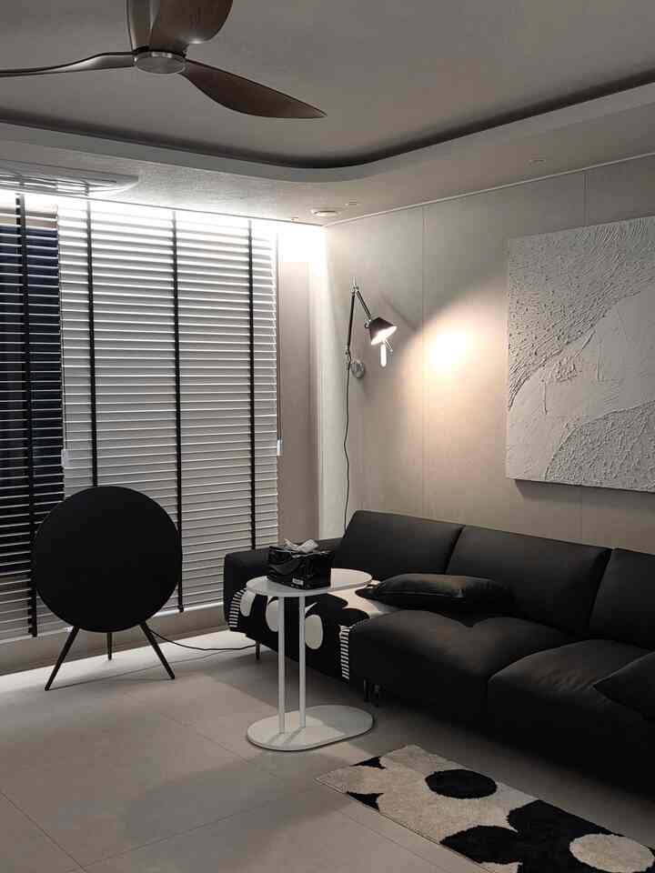 ブラックが好きな私たちのカップルは新婚旅行のインテリアをブラックにしました🖤

#リビングラグ #ソファラグ 
ラグを使わないがかわいい毛皮のために滑らないようにミニラグを敷いてくれました🐶

#アルテミデ
スタンド型照明も悩みをたくさんしたが、大きめに直立した家具の間に大きな照明よりはポイント照明がよく似合いそう選んだアルテミデトロメオミニ！優れた選択肢だと思います。

＃協力テーブル＃大額額 
ソファ協議兼棚でポイントを与えました:)
絵は大きなバックドロップが高すぎて私が作ったんです🤭

#コウェイマッサージ 
夫が一番好きなマッサージチェア！
私は妊娠中の女性で、まだ使用していませんが、泣いて生まれたら毎日する必要があります


＃家の飾り 
#84タイプインテリア #34フラットインテリア #マルティマム #予備マム  