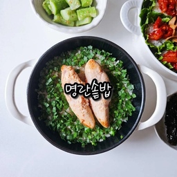 #콘수프기록집 #명란솥밥 
명란으로 감칠맛 가득한 솥밥 만들어보실래요~?
📍 재료
쌀 반컵, 물 반컵, 명란, 버터, 부추, 쯔유 1스푼
📍 양념장
간장 1스푼, 쯔유 1스푼, 물 1스푼, 청양고추, 대파
📍 레시피
1. 쌀은 미리 30분 마름불림으로 불려주세요.
2. 명란은 버터에 구워주고 잠시 빼주세요.
3. 불린 쌀을 볶다가 물과 쯔유 넣어 끓여주세요.
4. 끓어오르면 약불로 10분 끓여주세요.
5. 뜸들일때 구워둔 명란과 부추를 올려 5분 뜸들여주세요.
양념장 둘러 비벼먹으면 더 맛있어요👍
맛있게 드세요😊
#솥밥 #집밥 #레시피 #솥밥냄비 #베이비웍 #미니웍 #쿡웨어 #프렘 #무쇠냄비 #주물냄비 #자취템 #주방용품 #실리콘손잡이 #밥주걱 #스누피그릇 #종지 #소스볼 #맞팔 #소통 #답방