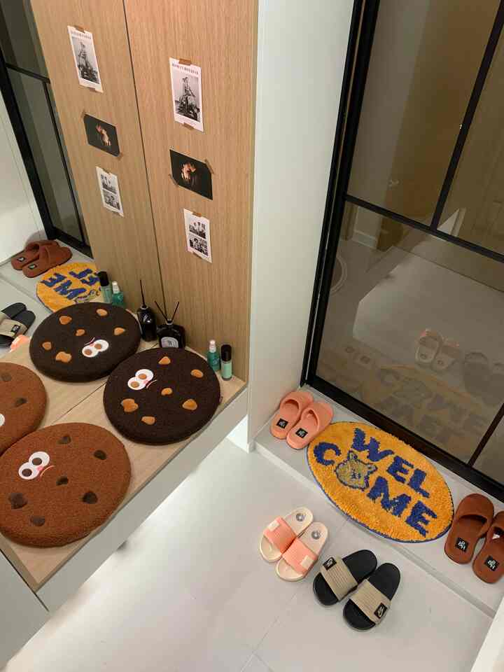 #취미는가구배치 #ftc기록 #ftc23기 #신혼집인테리어 #현관인테리어 #현관꾸미기 #신발장인테리어 #현관벤치

以前、玄関の靴は両方とも靴でした。
靴があまり多くない私たちの夫婦は、玄関をどうすれば動線が楽で広く利用するか悩んで、片方の靴の一部を開けて玄関ベンチとして利用することにしました。
実は玄関で靴履きながら靴紐を結ぶときにはとんでもない姿勢にするのがちょっと不便でしたよ。
そして、未来の2歳が玄関でより楽に靴を履いたり、座っていたらいいと思いました。
今はそれなり私の家フォトゾーンにこれあれ小さな小物を持ってきたのですが、後には他の家具配置もしないかと思います🤭