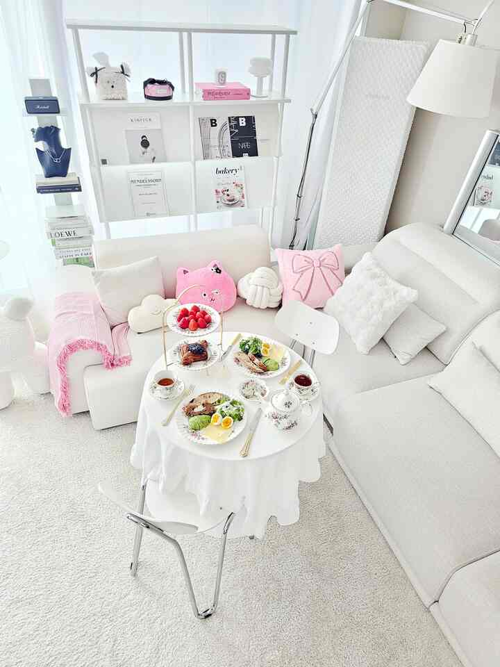 ＃今日の私たちの家1＃コンスープ記録集
きれいなボウルを取り出す日は、
結構心まで一緒にときめきます。
。
母と向かい合って座る
ブランチを分けるこの時間、
騒々しくないので、もっと長く覚えていると思います。
。
小さなデザート一つにも笑って、
星の話ではないのにしばらく話して…
。
こんな普通の瞬間が集まって
今日はもっと優しくしてくれますね🤍
。
静かに、長く惜しみたい一日🕊
。
＃甘いダリン＃ロイヤルアルバート＃ブランチタイム＃感性テーブル＃ティータイム＃ホームカフェ＃ホームブランチ＃ブランチ＃ホームカフェインテリア＃ホームカフェを飾る＃ホームストア＃オーホームストア＃ホームレストラン#マンション