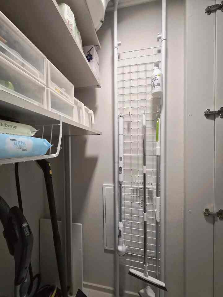 マジックパーティションを設置して掃除用品を整理してみました😊🫧
今日の家でどんな人がマジックパーティションに掃除ツールを歩いたのか見てください。
一緒に買った…本当の大満足です！
掃除機の隣に置くので銅線もとても良く、
よく使う掃除用品たち 一度にまとめられてきちんと自体✨
掃除するたびに「なぜ今買ったの？」欲しい🥹🤍
まとめ お悩みの方におすすめオススメです！ 🧺✨

要塞はスリザルビーが大丈夫です。
基本型でもいいのか、長さ調節型がいいか..
ゴミが必要なのか!?!
本当にイチオシのテムですか？？ㅎㅎ 

右腕/先腕歓迎です💛よくコミュニケーションします。
＃賢明な消費＃コンスープ記録集 
＃マジックパーティション＃マジックパーティションレビュー＃今日の家＃今日の家おすすめのテム＃今日の家
＃清掃用品整理＃清掃道具整理＃清掃テムおすすめ
＃収納整理＃整理収納＃収納アイデア＃キッチン収納＃多目的実整理
＃家の整理＃家の装飾＃ホームスタイリング＃家の日常
＃メイドウェルカム＃サンパル歓迎＃コミュニケーションウェルカム