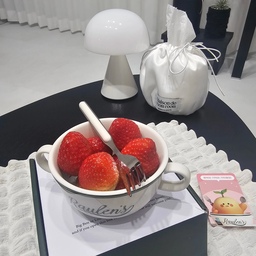 오가든 두 번째 수확✌️
그동안 방치하다 한번 수확 맛보고 나니까
뭔가 선물 받는 느낌이라 그런가 
계속하게 되네요 ㅋㅋ
생각보다 작지만 너무 귀여워요
왜 두 개씩 수확하는지 알겠네요🤓
스프볼 한 개 더 도전!
#콘수프기록집 #예쁜템최고야 
#오늘의가든 #오가든 #오늘의가든수확
 #로렌스스프볼 #딸기
#메종드룸룸 #두루마리휴지케이스 #티슈케이스

