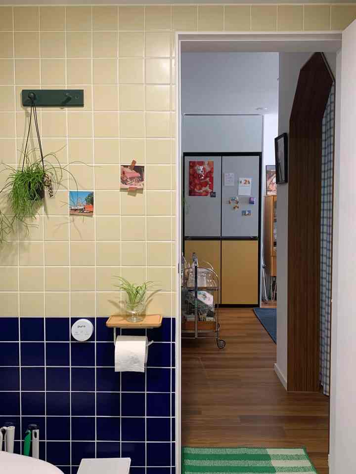 ＃私たちの家の追求＃カラーインテリア 

我が家追求美が際立つトイレビュー（？）をご紹介します！
ㅋㅋㅋ私はトイレの中でリビングルームを見ています
とてもきれいに見えます。 

私たちの家を表すいくつかの色味がすべて含まれているようです。
そうだと思います🏠

トイレデザインは、、！ややレトロな 
お風呂のようなトイレならいいな！ 
という考えを持ってタイルカラーを決めることになりました。 

最初は少し過度ですか？と思った。
今はポイントになっていいですよ🤍

＃コンスープ記録集＃トイレインテリア＃タイルインテリア＃バスルーム＃トイレ＃20フラットインテリア
＃ユンヒョンサンジェタイル＃モザイクタイル＃トイレを飾る 
＃バスルームの装飾＃バスルームのインテリア＃バスルームのモデリング 



