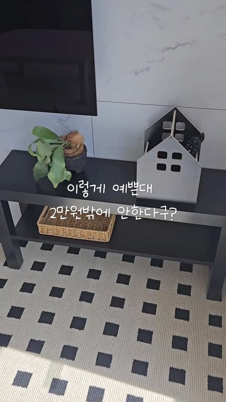 テレビセットトップを隠したいのでリビングルームを検索しています
とても好きな棚を見つけました。
2万ウォンという価格のためか悪い後期は見なかったです。
家具の組み立てには自信がある方です。 
この単純な構造の棚が呼んでくる波長などは..全く予想できなかった🥲
ラクはねじ穴がありません！
ドリルは木が壊れる可能性があるため 
力で木を掘る必要があります。 
近代イケアは基本的に釘が弱いです
家にいる強力な釘で穴をあけると少し簡単でした。

それでも作ってみたらきれいです。

もう一つ必要ですが…人生最大の悩みです。

それでも

きれいです。  #이케아선반 #이케아조립 #이케아라크 #가구탐구 #티비장 #포인트가구 #셀프인테리어  #이케아추천템  #diy #미니멀 #거실인테리어 