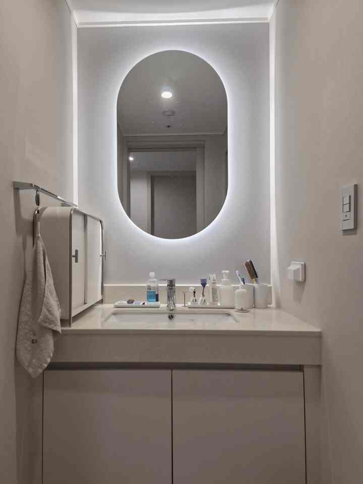 私たちの家のリビングルームのトイレを紹介します😊🫧
赤ちゃんの部屋がすぐ近くにあるので、赤ちゃんと一緒に使うスペースです。
よく使うものが隠れて多かったです！
ところでまた取り出しておくと汚れて見えるのが嫌で、できるだけ妥協して整理中ですㅎㅎ
だからよく使うものだけを陶器のボウルの上に置いて、
たまに使うものは別に収納状を用意して保管していますよ✨
収納状を整えたのは本当に良い選択…よく買ったテムの一つです👍🤍
そして隣につけたフックタオルはリルケーブルで歩いておきました！
アイキが小さくてもずいぶんと書いて好きでとても楽ですよ😊
私は子供の家を卒業しないでください。
捨てるのは惜しくてこんなに活用中です。
輪タオルも安くないのに…子供の家が終わったと泊まるのはとても惜しいでしょう🥹🫧
今日もみんなきれいで楽な一日をお過ごしください🤍✨

＃リビングトイレ＃トイレインテリア＃バスルーム整理＃バスルーム収納＃トイレ収納
＃収納整理＃フックタオル＃リルケーブル＃サリムハニーチップ
＃家を飾る＃家の日常＃