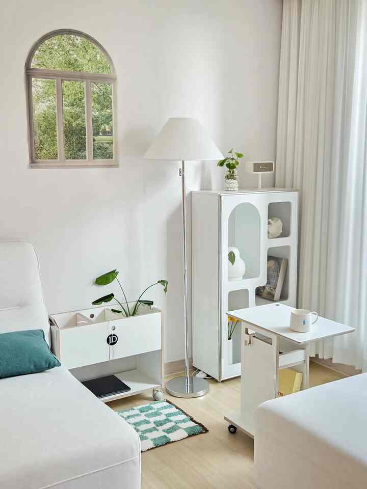 #우리집추구미 #화이트인테리어 

ホワイトベースに合わせておくから 
スペースがはるかに広く見え、きれいな感じ🤍

ここに暖かい感じに家具のように配置します。
白だが冷たい感じなし 
空間が暖かく見え、窓のポスターや植物も
一緒に置くから生気も感じられるリビングルーム完成！

全体的に明るく整った雰囲気 
家に入るたびに快適になる感じで、  #집꾸미기 #신혼집인테리어 #감성인테리어  #제이디홈드레싱 #jd홈드레싱  #장식장 #화이트장식장 #화이트우드  #스피아노장스탠드 #플랜테리어  #신혼집꾸미기 #신혼희망타운 #신혼희망타운인테리어 #행복주택인테리어 #행복주택 #행복주택55형  