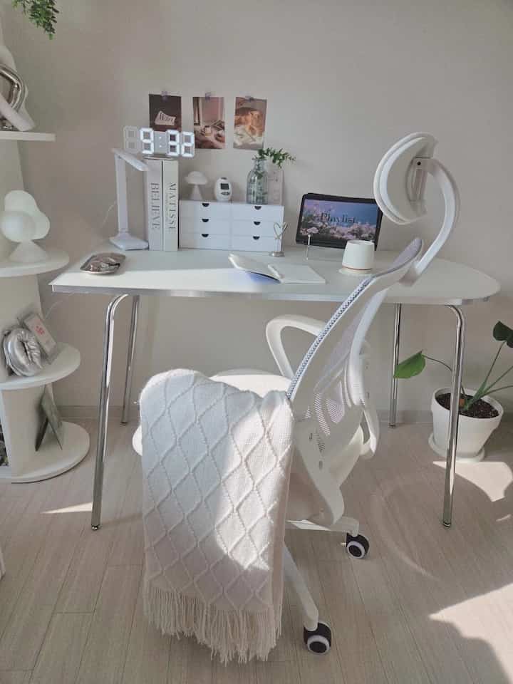 #デスクセット

私が最も愛情のあるホワイト＆シルバームードのワークスペース！
きれいなテーブルに合わせてトーンを合わせました。 
部屋がはるかに明るく見えて、何度も座りたくなります。 ✨

空間の雰囲気を完成してくれる一等功信は 
まさにネオホワイトチェア！ 🪑 
実は部屋全体の中心をとってくれるのは椅子だと思います。

すっきりとしたホワイトトーンなので、半円テーブルともすっきりして、 
何よりもデザインがきれいでスペースがはるかに明るく見えます。
あまりないデザインなのでオブジェの役割もしっかりして、 
長時間作業しても快適で私の最愛空間になりました。 😊

＃デスクテリア＃デスク飾り