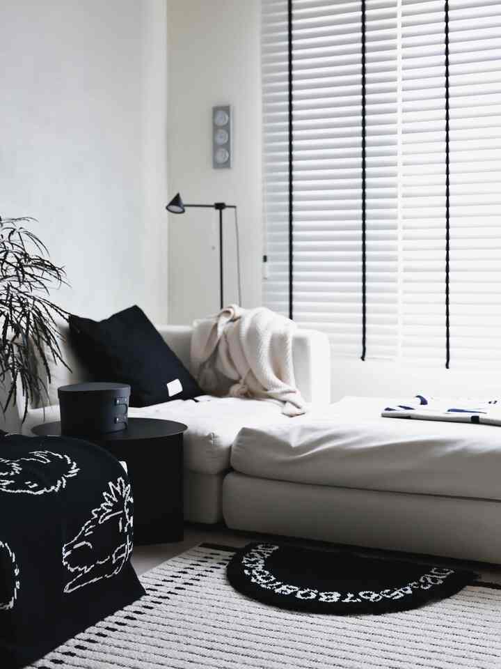 If only the weather were like this,

it would be a spring that feels infinitely generous.

Since the midday temperature is rising quite a bit,

I should stock up on plenty of ice now :)

#OurHomeToday #스페셜크리에이터 #오늘의집크리에이터 #오늘의집 
#LivingRoomInterior #콘수프기록집 #맞팔 #거실 #화이트블랙 #벽거울 #30평대아파트인테리어 #볼록거울 #타워형구조 #나도크리에이터 #블라인드 #블랙인테리어 #선물추천 #인테리어소품 #조명인테리어 #구스소파 #모듈소파 #플랫포인트 #뮤테이블 #조명인테리어 #화이트인테리어 #거실인테리어 #거실러그