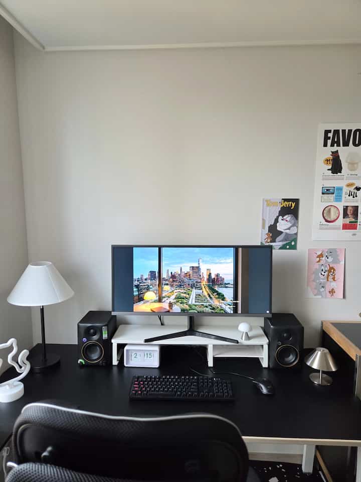 #デスクセット 

今回＃五感レビューで受け取ったスピーカーで
デスクテリア完成🖤
サウンドの音質が本当に最高すぎるよ👍

フロントノブでWORK/PLAYモード 
変えながら環境に合わせてサウンド選択が可能ですよ！

WORKは確かにバランスの取れたすっきりとしたサウンドだから仕事や集中するのがいいし、PLAYは低音がもっと生きていて音楽やゲームをするときはるかに没入感があります。 

つまみ一つですぐに体感される違いがあってよかったです。

背面デスクトップ/ブックシェルフモードも状況に応じて、 
近い距離で使う時は Desktop モードがディテールによく聞こえ、テレビのように距離を置いて聞く時は Bookshelf モードが空間感がより生きていてはるかに自然に広がります。 

環境に合わせて最適化されるサウンドだと良かったです🎶

サウンドは全体的にパンパンで音質もすっきりした方で、 
Bluetooth接続もされて活用も高くて。

ブラックデザインなのでデスクに置くだけでも雰囲気up🖤
夫のデスクに本物以上のおしゃべりでよく似合う
夫が音楽を聴いてゲームまでしながら、好きだったんです。


#マッキースピーカー #CR3.5BT #CR4.5BT #デスクテリア #ブルートゥーススピーカー #PCスピーカー #スピーカー #スピーカーおすすめ 
＃スピーカーインテリア＃デスクスピーカー＃デスクテリア
#デスクテリア族 #デスク小物 #デスクマット #ブラックデスク 
＃ブラックデスクテリア＃スピーカーインテリア＃デスク飾り 
＃デスカーデスク＃デスクデコレーション＃デスクインテリア＃デスクマット＃ゲームインテリア＃ゲームスピーカー＃今日の庭 