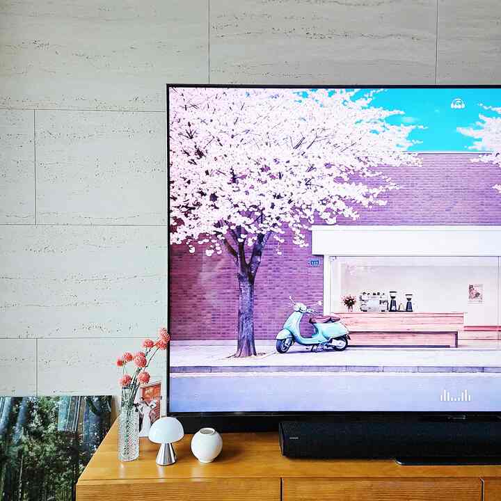 #春ワーム

テレビに春を感じる画面を置きます。
ピンクピンク調和で簡単に春感じ完了！

ダルハンアはダイソーでゲットしました。
価格も安くてオブジェ役に良いですね👍

週末を通して晴れです。
今日も明日も夏のような（？）春を感じてみましょう😊

＃リビングルーム＃春インテリア＃調和＃ミニ花瓶＃ムードライト＃ミニ照明＃ラクソンミナ＃テレビ＃リビングルーム＃サウンドバー 