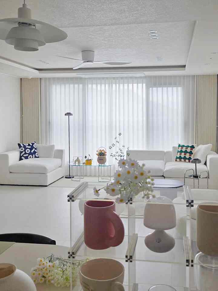 調和の花が届きました。 
まだ花瓶に差し込んでも座っていましたが、ただ上げておくだけでも
空間の雰囲気が大きく変わったんですよ🌼
生花のように管理する必要なく、常に同じ状態で
きれいなポイントになってくれてもっといいです🙂
ホワイトインテリアに
こんなに穏やかな色調和一つしかない
十分な雰囲気を生きています。
小さくても確実に空間を生かしてくれるアイテムですね✨


＃コンスープ記録集 
＃花のインテリア 
