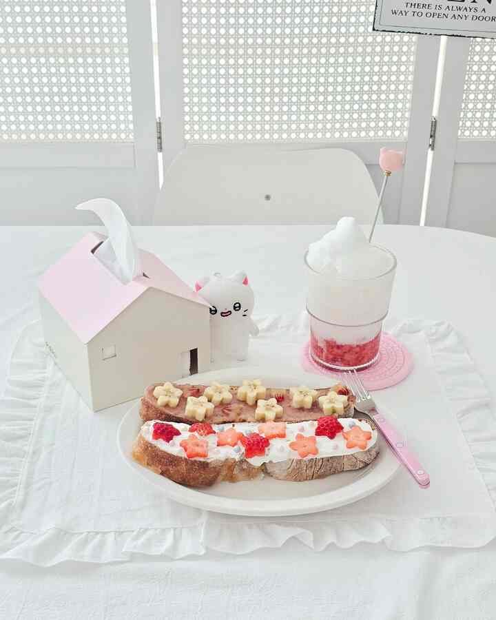 ＃今日の私たちの家3＃コンスープ記録集
私の家にやって来た小さな贈り物、 
いちごうどんこうこじハウス🩷
。
最近、私はピンクのムードに夢中になっていることを知っていますか？
今回かわいい「パイピーティッシュケース」を分譲されました。
。
なめらかな鉄製素材だから実際に見ると 
はるかに豪華でしっかりしていますが、
色がどうしてこんなにきれいなのか… 
ぴったり甘いイチゴが思い出されるカラーです。
。
ホームカフェゾンに置くと感性オブジェとなり、 
どこに置いても可愛くて見るたびに気分が良くなります。
私のようにピンクのムードを愛したり、 
ゆったりとした空間にふわふわの生気を吹き込みたい方へ
散布時にお勧めします🤍
。
#甘いダリン#piepii