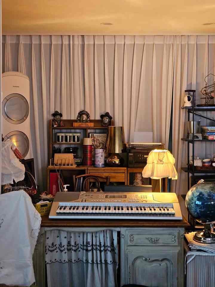 ＃あらゆる種類のビンテージホームカフェ＃あらゆる種類のビンテージ＃コンスープ記録
＃インテリアノウハウ＃私たちの家フォトゾーン＃今日のシーン
＃ビンテージムード＃ホームカフェを飾る＃ビンテージインテリア 
＃ビンテージインテリア＃ビンテージリビングルーム＃家具配置
＃ホームカフェ＃リビングルーム＃ビンテージ照明＃ビンテージラグ
#vintage #vintageinterior #homecafe
#カフェ #コーヒー #ongodvintage #mood

＜リビングウィンドウに近いアンティークデスクゾーン＞

ヴィンテージデスクセットアップナイトムード〜🌃🌰
長い時間一緒に来ているアンティークデスク
大きな海の家具店クラフトの壁掛けヴィンテージ棚。
愛情のあるナヌベル協卓3種。
ホームインホーム ブックステイワイドジグザグオープン原木3段本棚。
🤍🤎🖤

♡====================♡

       [コージー+ヴィンテージ=Lovely]

「私は年齢ではなくヴィンテージになります」
Io Non invecchiando, divento vintage.

I enjoy decorating my home.

ロマンチック、ホワイト、ウッド、シェビー、コージー、ラスティック..🤍
最近、私はこれらのヴィンテージの言葉に浸っています。 🤍🤎

ヴィンテージムードを愛する私にとって
ヴィンテージは私に幸せそのもの、私のすべてです。

if you love vintage.. 
▪︎On.God.Vin.T.G▪︎

＃あらゆる種類のビンテージ＃あらゆる種類のビンテージホーム＃ビンテージインテリア 
＃ビンテージ＃ホームカフェ＃ホームスタイリング＃ホームカフェインテリア 


    Happy ON.GOD Vintage time.
        :)♥︎

♡==============================♡

 《あらゆる種類のビンテージホーム》
   フランスヴィンテージムード〜

   パリカフェ。
   :)♥︎

いろいろな種類のヴィンテージが飛び交う…♥︎
ヴィンテージムードが興奮した…♥︎
《On.God.Vin.T.G》