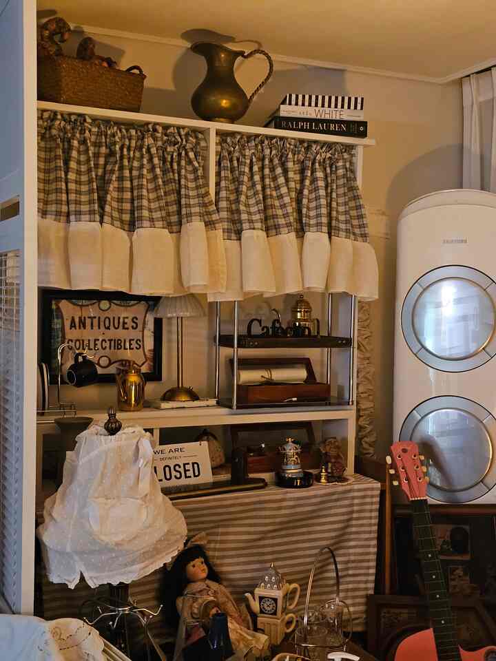 ＃あらゆる種類のビンテージホームカフェ＃あらゆる種類のビンテージ＃コンスープ記録
＃賢明な消費＃私たちの家フォトゾーン＃今日のシーン
＃ビンテージムード＃ホームカフェを飾る＃ビンテージインテリア 
＃ビンテージインテリア＃ビンテージリビングルーム＃家具配置
＃ホームカフェ＃リビングルーム＃ビンテージ照明＃ビンテージラグ
#vintage #vintageinterior #homecafe
#カフェ #コーヒー #ongodvintage #mood

＜リビングウィンドウに近いアンティークデスクゾーン＞

ヴィンテージデスクセットアップナイトムード〜🌃🌰
長い時間一緒に来ているアンティークデスク
大きな海の家具店クラフトの壁掛けヴィンテージ棚。
愛情のあるナヌベル協卓3種。
ホームインホーム ブックステイワイドジグザグオープン原木3段本棚。
🤍🤎🖤

♡====================♡

       [コージー+ヴィンテージ=Lovely]

「私は年齢ではなくヴィンテージになります」
Io Non invecchiando, divento vintage.

I enjoy decorating my home.

ロマンチック、ホワイト、ウッド、シェビー、コージー、ラスティック..🤍
最近、私はこれらのヴィンテージの言葉に浸っています。 🤍🤎

ヴィンテージムードを愛する私にとって
ヴィンテージは私に幸せそのもの、私のすべてです。

if you love vintage.. 
▪︎On.God.Vin.T.G▪︎

＃あらゆる種類のビンテージ＃あらゆる種類のビンテージホーム＃ビンテージインテリア 
＃ビンテージ＃ホームカフェ＃ホームスタイリング＃ホームカフェインテリア 


    Happy ON.GOD Vintage time.
        :)♥︎

♡==============================♡

 《あらゆる種類のビンテージホーム》
   フランスヴィンテージムード〜

   パリカフェ。
   :)♥︎

いろいろな種類のヴィンテージが飛び交う…♥︎
ヴィンテージムードが興奮した…♥︎
《On.God.Vin.T.G》