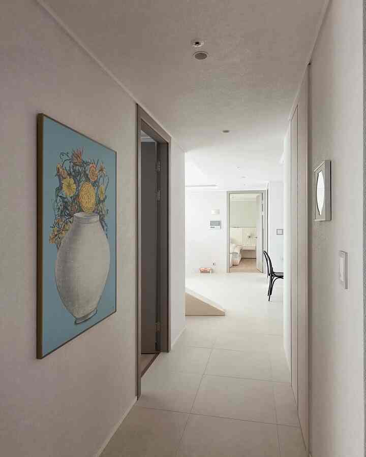 #インテリアノウハウ #コンスープ記録集 家がひどく見えたら、額縁から変えてみてください。 🤍
私の家の廊下は長くて白い空間なので、やや見苦しく見えましたが、
大型月壺の額縁一つ歩いたところ、雰囲気が完全に変わりました。

大きなサイズの額縁は視線が自然にとどまる
空間がはるかに広く見え、整えられて見える効果がありました。

ここに空の背景色が入るから
廊下の最後まで苦しくなくすっきりとつながる感じまで！ 

＃月塀フレーム＃風水フレーム＃大きな額縁＃ホームデコ＃壁の飾り
#インテリア
