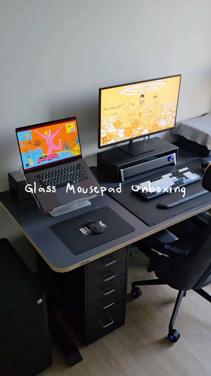 My Black Desk Setup 🖤

＃コンスープ記録集＃インテリアノウハウ2️⃣
＃マウスパッド＃ガラスマウスパッド
#デスクテリア #ブラックデスクテリア
＃書斎インテリア＃書斎スタイリング
＃コンピュータルーム＃コンピュータデスク
#デスクデコレーション #モーションデスク
＃お会いしましょう。