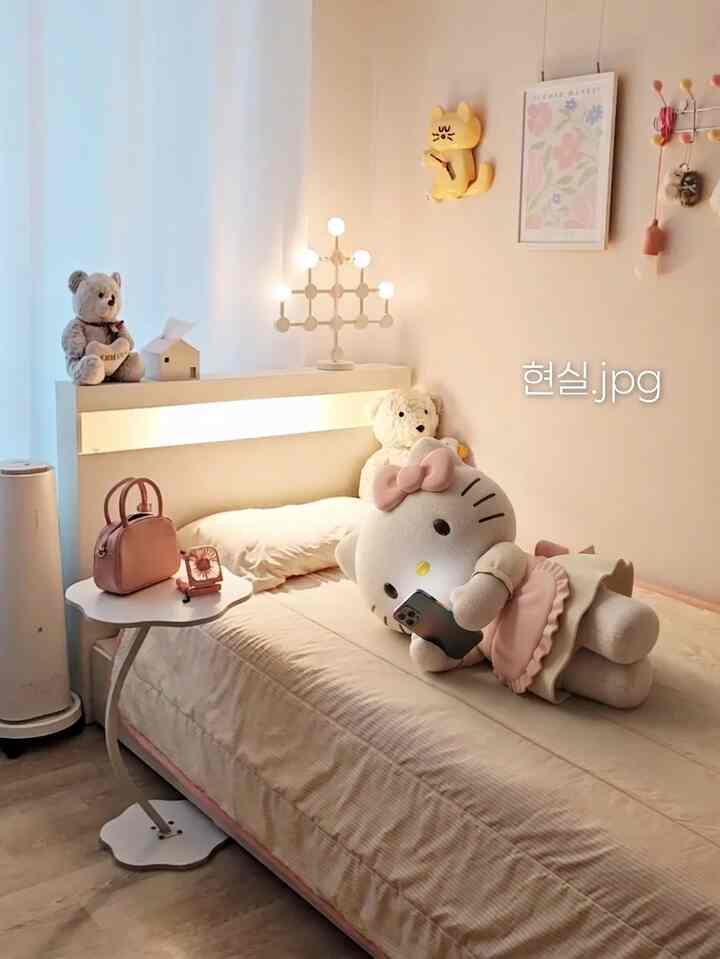 ＃今日の私たちの家＃コンスープ記録集🌷
タイトル: 試験期間私達の家のロマン vs 現実
。
勉強部屋感性豊かな写真を撮りたかったのですが、 
ドアを開けた瞬間に崩れたママのロマン、トール。
。
❔️ロマン：きれいな白/ピンクの机の前に座る 
集中する兄妹の特徴的で綺麗な後ろ姿📖
。
☠️現実：ゲーム+お菓子を食べている息子と、 
ベッドの上に横たわる携帯電話三昧のプリンセス...
。
インテリアの完成は結局人かと思います（？）
静かにドアを閉じて出てきて、一杯のコーヒーで癒します。
今日も私の忍耐はこうしてもう一つ成長します。
試験期間、すべての両親が辛抱強い+忍耐力+忍耐強い😂
。
。
＃甘いダリン＃子供部屋のインテリア 