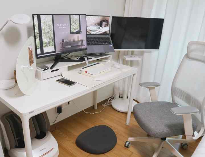 #데스크셋업

ホワイトでこだわったデスクテリア紹介します🤍
白は確かに
一番きれいに見えて失敗のないカラーだと思います✨

机から長パッド、マウス、手首パッド、スタンドまで
全体をホワイトトーンに合わせて使用しています。
統一感があり、より整頓された感じです。

机はドゥドットエアクワトロを使用しています  #데스크인테리어 #데스크꾸미기 #화이트인테리어 #책상꾸미기 #홈오피스 #감성인테리어 #화이트감성 #화이트톤 #책상정리 