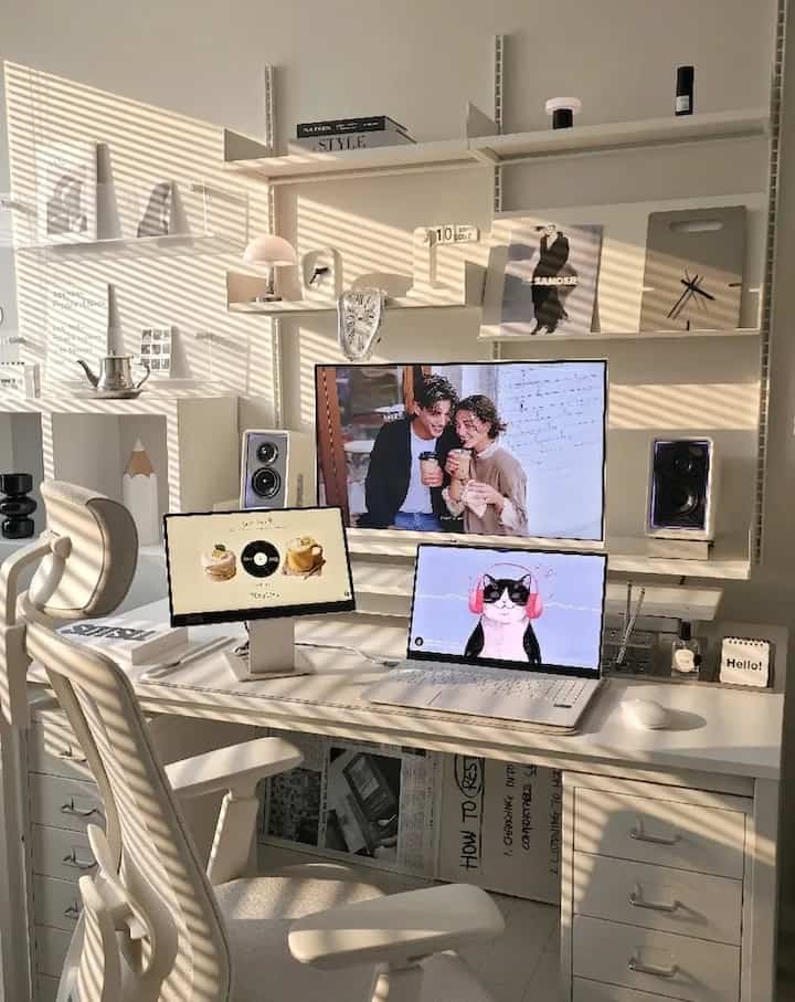 曇りの日には日差しフィード
夕方ごろ遅く入ってくるブラインドの日差しショットは見逃せませんね～

＃デスクテリア＃デュアルモニター＃ホームオフィス＃携帯用モニター＃デスクセットアップ＃書斎デコレーション＃デスク用品＃デスクインテリア＃デスクインテリア＃デスクスタジオ＃コンピュータデスク＃棚飾り＃ホワイトインテリア 