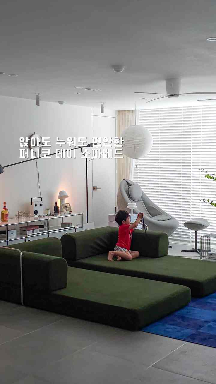 ＃五感レビュープログラムを通じて製品を提供され、直接使用してスタイリングした後期です。
季節が変わるので家の雰囲気に小さいけれど確実な変化を与えたくなる最近です。
悩みの終わりに、リビングルームの真ん中に入ったフォレストグリーンカラーが期待していたよりもはるかに感覚的で空間に鮮やかさを吹き込んでくれますね。
圧縮されてきたボックスから取り出すやいなや、高密度缶スポンジがしっかりと冷やすのが不思議でしたが、別途組み立てずに簡単な設置が可能なので、一人でも本当に楽に仕上げました。 

普段のソファを選ぶとき着座感を大切に考える方なのに座席が深くて、そんなに座った時とても快適で必要に応じてベッドとしても使えるので実用性まで手に入れた気分です。
居間の構造や状況に合わせて様々な空間に程よく変形できるモジュラー型なので、家の中のムードを変えたい時はいつでも新しく配置してみるのにもいいと思いました。
特に友達やゲストが遊びに来たときに背もたれを広げると、素晴らしいゲスト用マットレスとしても活用でき、空間活用面でとても心強いです。 

ふわふわしながらも内側スチールフレームが体をしっかりと支えてくれる安定感が感じられ、コーデュロイ生地の結が与える特有のふわふわも期待以上に違っていますよ
どうやらカラー感のあるソファの管理が気になることがありますが、イージークリーンファブリックにカバー全体をはがして洗えるフルカバー方式なので、日常でより心地よく使用しています。
濃い緑色がくれる落ち着いた重みのおかげで、リビングに泊まる時間がさらに居心地よくなった気分なので、最近はここで本を読んだり休む時間が一番待っていますね 

おじさん
＃パニコ＃ソファ＃ソファベッド＃3人用ソファ＃圧縮ソファ＃3人ソファ 
＃リビングインテリア＃感性家具＃リビングインテリア＃家具スターグラム