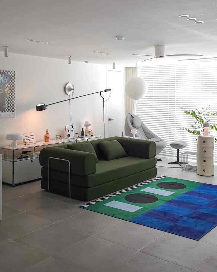 ＃五感レビュープログラムを通じて製品を提供され、直接使用してスタイリングした後期です。
写真一枚に入れないフォレストグリーンの深い色味が見られるたびに、私たちの家のリビングルームの雰囲気をじっくり押してくれる気分です。
ポイントが確かなカラーだからそんなに小物なしでソファ一つだけでも空間がいっぱいに見えるインテリア効果が確実だったんですよ 

最初に出荷されたときに圧縮された状態で復元力がどうか疑問に思いましたが、高密度缶スポンジがすぐにしっかりと冷えているのを見ると、品質に対する信頼ができました。
直接設置してみると、別途組み立て過程がなくてもお好みの位置に置いておくだけで終わりなので、一人でも本当に簡単で手軽にリビングセッティングを完成しました。
実際に書いてみて、最も満足な点はやはり深い座席ですが、おかげでどんな姿勢で座っても全身が包み込まれるような快適さが残ります。
内部には丈夫なスチールフレームが中心をぴったりと握ってくれるので、ソファで使う時やベッドで長く広げた時や揺れずに安定した支持力が感じられて心強いです。 

状況に応じて背もたれ位置を自由に変えることができるモジュラー型なので、リビングルームの構造を変えたい時はいつも新しいムードを演出するのにとても良いと思います。
特に友達や家族が遊びに来たときに背もたれを広げれば、素晴らしいゲスト用マットレスに変身してスペースをはるかに効率的に使うことができるというのが大きな利点です。
コーデュロイ生地のふわふわの質感に加え、汚染心配のないイージークリーンファブリックのおかげで、子どもと一緒にする日常の中でも管理ストレスなく気楽に使っています。
こちらにカバー全体をはがして洗えるフルカバー方式なので、衛生的な面まで丁寧に気になった製品だと感じられ、より満足して滞在しています。 

おじさん
＃パニコ＃ソファ＃ソファベッド＃3人用ソファ＃圧縮ソファ＃3人ソファ 
＃リビングインテリア＃インテリアグラム＃ハウススタイリング＃空間演出＃感性家具