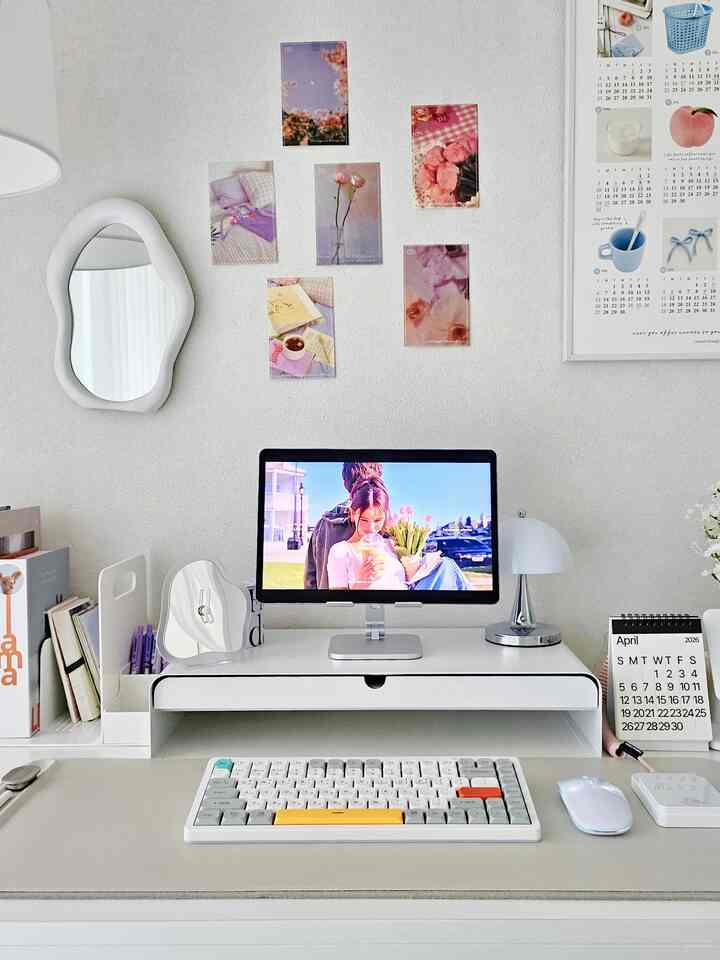 #デスクセットアップ #ワッツオンマイデスク

自宅で過ごす時間が多くなり、自然にデスク環境に気を使うことになりました。
特に私は寝室の片側に机を置いて使っている方だから、もっときれいで綺麗だと思うよ🤍

だからお勧めする3つの🩷

1. リセント - ブランプレミアムアイアンモニタースタンド
デスク整理しながら、必ず必要だと感じたのが、モニター台だったんです。
モニターの高さを少しだけ上げても視線が自然に合わせられて首がはるかに楽になりました。
この製品は鉄製素材で安定感が良く、ホワイトカラーで全体のデスク雰囲気ともよく似合い、より満足でした。
下の空間を活用してキーボードや小さな小物をまとめておくことができ、空間の活用度まで手に入れられる点も良かったです。
単に整理用を超えて机の上をよりスッキリと整えられた感じにさせてくれるアイテムなので、デスクセットアップの完成度を高めてくれるポイントにオススメしたいです🙂

2.インナージョギング - カレンダーポスター
デスクスペースにポイントを与えたくてカレンダーポスターを一つ加えてみました。 
ホワイトトーンデスクにも自然に似合うデザインだから
過度に飛び出さずに感性のあるスプーンを加えるアイテムなので満足でした。

3. ジクリックカー - Bluetoothキーボード
最近、デスク環境で最も体感大きく感じられる変化の一つがキーボードだと思います。
この製品はロープロファイルタイプなので背の高さが低く、手首の負担が少なく、打感も柔らかく、長時間使用しても疲労感がしっかり少なくなりました。
特に寝室に机を置いて使ってみると騒音も重要ですが、タイピング音が大きくなくて遅い時間にも気軽に使える点が良かったです。
Bluetoothと2.4GHzの両方がサポートされており、ノートパソコン、タブレットを交互に書くのにも楽で、線なしで使うので机の上がはるかにきれいに見える感じです。
ほのかに入ってくるLEDまで加わるから
ワークスペースの雰囲気も一緒に良くなる感じで満足度の高いアイテムですよ✨


＃コンスープ記録集＃デスクテリア＃ホームオフィス＃デスク飾り＃オフィスチェア＃キーボードおすすめ＃ブルートゥースキーボード＃モニタースタンド＃スペース活用 