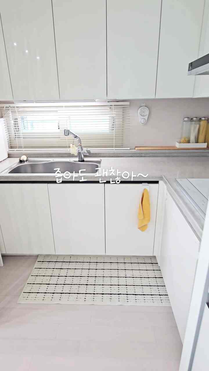 壁に隙間空間を作る 
不足している収納はいっぱいです。
銅線に合わせてまとめられたキッチン。
狭いキッチンなので、できるだけきれいに整理してください。 
私のロマンダムはキッチンです。

＃ロマンダムキッチン＃狭いキッチン整理＃キッチンサリム＃サリムテム 
＃サリムノウハウ＃キッチン整理収納＃調味料整理＃調理道具整理 
＃イケア収納場＃ニッチ収納＃ボウル整理＃nフラットインテリア 
＃コーナーインテリア＃キッチンコーナー＃キッチンインテリア＃キッチン用品＃キッチン飾り＃キッチン収納＃キッチン収納場 
