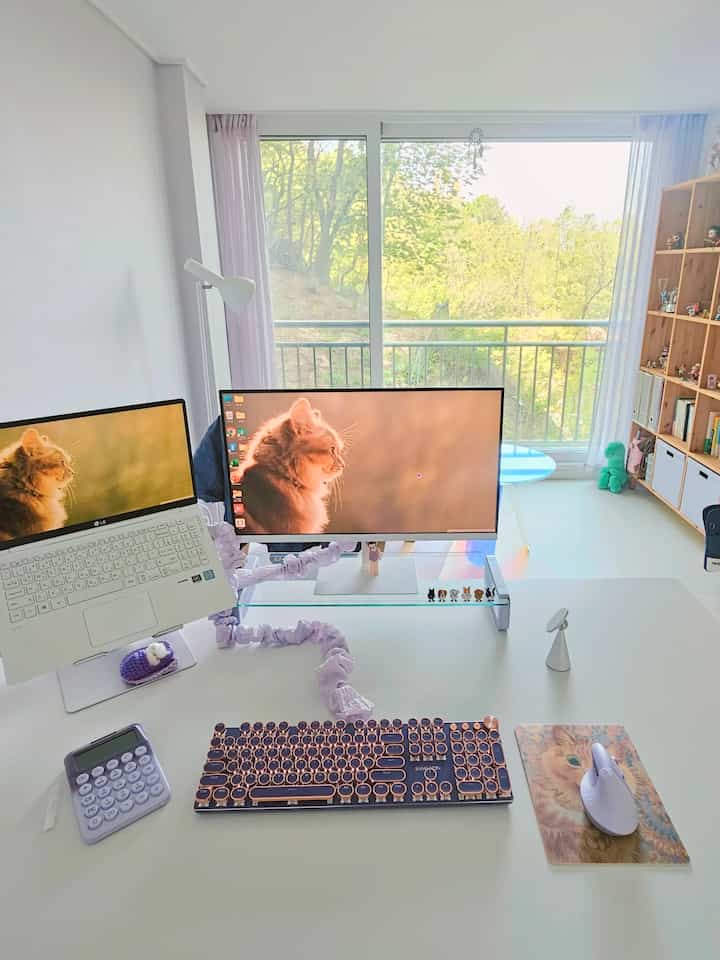 在宅勤務の日。
以前は、ポータブルモニターとノートパソコンを置いて使いました。
数ヶ月前、在宅勤務を言い訳で24インチモニターを一つ持ちました。
（実はオジッ大画面でやりたくてｗｗｗｗｗ）

今日は一日中Excelで作業しました。
モニターがなければ目が抜けた。

ポイントを集めて大好きです。
使用するたびにとてもよく買ったと感じます😍
やはり年齢が高いほど、画面は大きくなります。

ps。年齢に比例するマウスポインタサイズ
ポインタも紫色に設定したよね フフ💜

＃コンスープレコード集＃賢明な消費＃デスク＃デスク飾り＃デスクインテリア＃デスククリーン＃ケーブルまとめ＃ケーブルカバー＃紫＃紫インテリア＃ボラインテリア