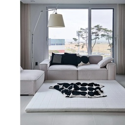 #콘수프기록집 #우리집추구미 #쿨톤미니멀
요새 우리집 기록.zip 📦
슬라이드 캐러셀로 기록한 우리집✍️
흐린 날씨가 이어지면서 집 안도 자연스럽게 차분한 분위기가 되었어요.
맑은 날이면 보이던 바다와 파란 하늘이 더 그리워지는 요즘🥲
그래도 블랙, 실버, 아이보리로 채운 무채색 인테리어랑은
이 잔잔한 무드가 더 잘 어울리는 느낌이에요.
곧 다가올 여름엔 어떤 아이템을 더 들일지 고민중✨️
.
.
.
.
#쿨톤인테리어 #무채색인테리어 #블랙화이트인테리어 #쇠테리어 #쇠테리어소품 #쇠테리어템 #아이있는집 #아이있는집거실 #아이있는집인테리어 #애개육아 #블랙화이트 #실버인테리어 #쿨톤무드 #인테리어소품 #무채색 #무채색소품 #피아바 #몽제 #양창형거실