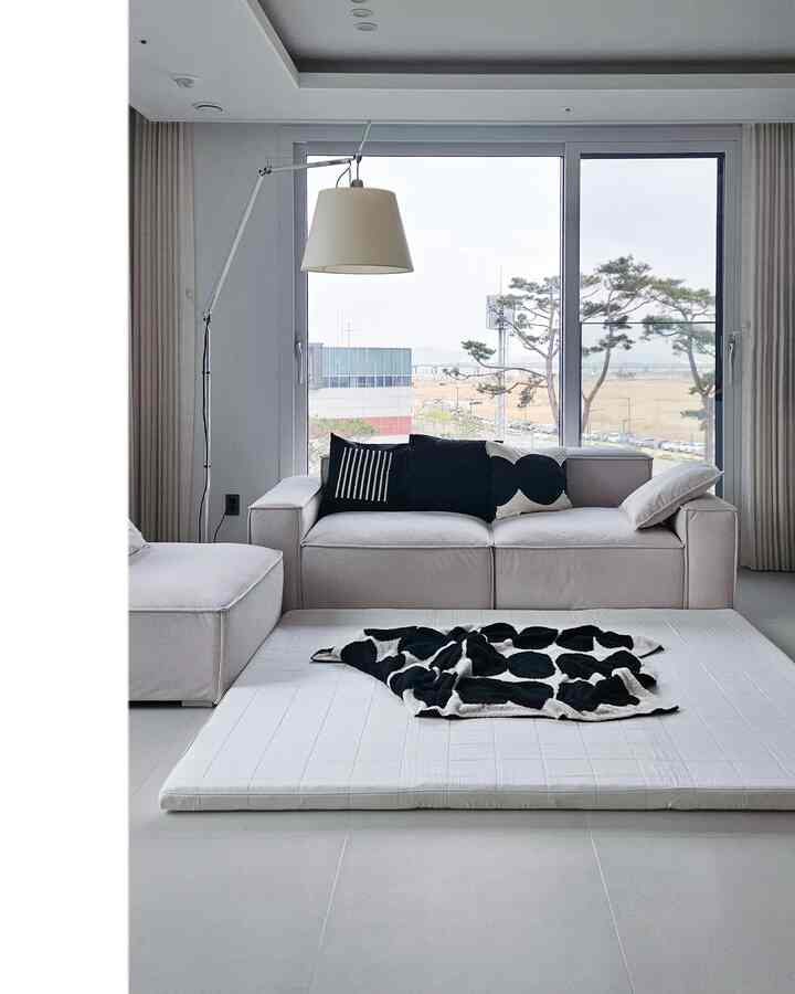 ＃コンスープ記録集＃私たちの家追求＃クールトンミニマル

要塞私たちの家の記録.zip 📦
スライドカルーセルで記録した我が家✍️

曇りの天気が続き、家の中も自然に落ち着いた雰囲気になりました。
晴れた日に見えた海と青空がもっと恋しくなる最近🥲
それでもブラック、シルバー、アイボリーで満たされた無彩色のインテリアとは
この穏やかなムードがよりよく似合う感じです。

もうすぐ来る夏にはどんなアイテムがもっと入るのか悩んでいる✨️
。
。
。
。
#クールトンインテリア