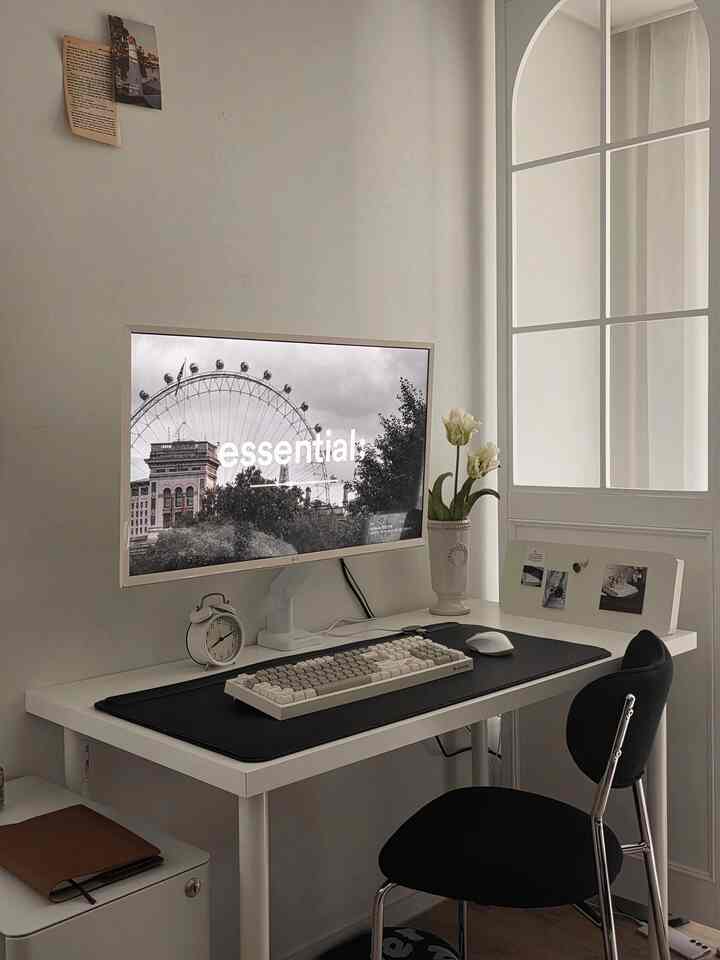 絶対にコンピュータ本体をあきらめない夫
だからこのデスクゾーンをあきらめたかったのに
部屋に入るとすぐに見える空間なので、ただ置きたくないので悩んでいます。
リビングにあったか壁を運んで本体を覆ってしまいました。
スペースが少し狭くなったが、それでも黒い本体が見えないということに満足してみながら
幅広いキーボードマットに変えてくれてブラックポイントをしっかり与えてくれるのでそれでもかなり好きなデスクトップゾーンになりました！

＃デスクトップセットアップ＃デスクトップゾーン＃モニターアーム＃調和＃花瓶＃モダンハウス＃ポストカード＃壁飾り＃壁＃ルーバーシャッター＃デスクチェア＃ブラックインテリア＃ブラックテム＃デスクマット