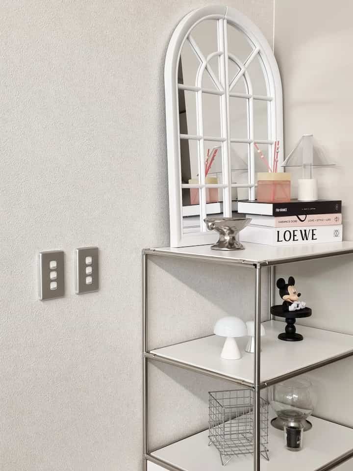 ＃コンスープ記録集＃今日の私たちの家3

ホワイトトーンでじっくりと満たされた一点に
アーチ型ミラーでポイント与え、
小さなオブジェで好みを少しずつ加えました。 

大きく飾らなくても
こんなに集めておけば充分な雰囲気完成になる🤍

＃ミッドセンチュリー＃モダンインテリア＃エクセルスイッチ＃ルグランスイッチ＃モジュール家具＃金テリア＃モデルブック＃ボナキア＃スターバックス＃ディフューザー＃テイラーセンター＃ディズニー＃ミッキーマウス