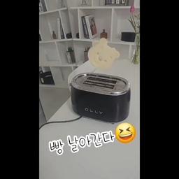 푸우식빵틀 너무 귀여워서 
찍어봤는데ㅋㅋ
다른 분들은 토스트 구우면 뿅!하고
예쁘게 올라오던데 빵 날아가고
타고 난리난리😂
다시찍을 자신은 없고 그냥 올려야지ㅋㅋ
주말 즐겁게 보내세요!🤍
#콘수프기록집 #콘수프필름 #오늘의우리집
#식빵굽기 #토스트 #토스트기 #딸기잼
#푸우 #푸우토스트 #오프아워 #잠옷
#커플잠옷 #잠옷추천 #잠옷세트 #홈웨어
#커플파자마 #파자마추천 #파자마
#홈카페 #커피머신 #커피타임 
#아아 #얼죽아 #커피수혈
