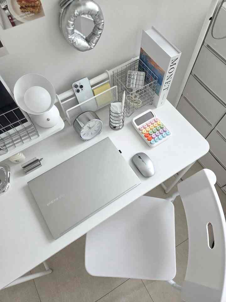 #데스크셋업

私は最近デスクに巻き込まれています...
皆さん良いアイテムを紹介してください！ 
デスクテリアを飾りたい>  #화이트인테리어 #마켓비책상 #마켓비의자 #이케아조명 #노트북테이블 #작업공간 #재택근무 #재택근무공간 