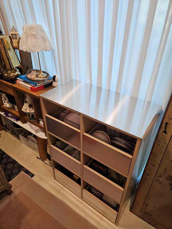 ＃あらゆる種類のビンテージホームカフェ＃あらゆる種類のビンテージ＃コンスープ記録
＃私たちの家の追求＃私たちの家のフォトゾーン＃今日のシーン
＃ビンテージムード＃ホームカフェを飾る＃ビンテージインテリア 
＃ビンテージインテリア＃ビンテージリビングルーム＃家具配置
＃ホームカフェ＃リビングルーム＃ビンテージ照明＃ビンテージラグ
#vintage #vintageinterior #homecafe
#カフェ #コーヒー #ongodvintage #mood

＜リビング窓辺にあるイアン家具ティンバー収納場＞
きれいでスタイリッシュなスタイルの家具ではなく、
ナチュラルでさわやかさが感じられるラスティックな家具が好きです。 
オーク色の収納場がひどく感じられて
私のスタイルに変身させる中〜！
🤎🙊🤍
収納場前面にステンレスシートを貼りました。
丸い〜明るく見えた感じが落ちたとき
キラキラ感が好きです。
ブラックはまた暗すぎるようです。
ちょっとユニークな雰囲気が出ますね。 🤍
🤍🤎🖤

♡====================♡

       [コージー+ヴィンテージ=Lovely]

「私は年齢ではなくヴィンテージになります」
Io Non invecchiando, divento vintage.

I enjoy decorating my home.

ロマンチック、ホワイト、ウッド、シェビー、コージー、ラスティック..🤍
最近、私はこれらのヴィンテージの言葉に浸っています。 🤍🤎

ヴィンテージムードを愛する私にとって
ヴィンテージは私に幸せそのもの、私のすべてです。

if you love vintage.. 
▪︎On.God.Vin.T.G▪︎

＃あらゆる種類のビンテージ＃あらゆる種類のビンテージホーム＃ビンテージインテリア 
＃ビンテージ＃ホームカフェ＃ホームスタイリング＃ホームカフェインテリア 


    Happy ON.GOD Vintage time.
        :)♥︎

♡==============================♡

 《あらゆる種類のビンテージホーム》
   フランスヴィンテージムード〜

   パリカフェ。
   :)♥︎

いろいろな種類のヴィンテージが飛び交う…♥︎
ヴィンテージムードが興奮した…♥︎
《On.God.Vin.T.G》