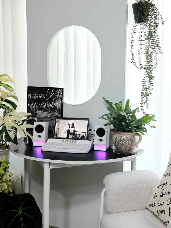 私のスペースを作りたくて購入した半円テーブル🖤
白い天板に黒い足を買うべきですが、黒い天板に白い足で
注文してこのままでも綺麗で書いてますよ😂
音楽を聴いてコーヒーを飲みながら、
私の小さな空間ができましたね😁

＃デスクセットアップ＃コンスープ記録集 