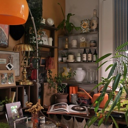 #우리집추구미 new shelf interior🪴
한여름이 다가온 듯한 햇살이 가득한 금요일
어떻게 보내셨나요?
저는 오랜만에 거의 방치 상태였던 식물 선반을 싹 청소하고
새 선반을 두고 재정비를 해줬어요- 새 가구인데 사이즈가
딱 맞을 때의 쾌감이란😆
창호형 에어컨을 설치하면서 약 50cm 정도 공간이 남아서 
스테인리스 트롤리의 바퀴를 빼고 선반으로 사용했었는데 
아무래도 트롤리라 물건 낙하 방지 바가 사방으로 있어서
물건 꺼내기도 불편하고 애매하게 공간 활용도가 떨어져서 
아쉽던 차에 운명처럼 사이즈가 딱 맞는 선반을 만나다니✨️
빈티지와 우드, 스테인리스 등 다양한 소재를 믹스매치하는 걸 
좋아하는 제 취향에 딱 맞는 오델의 스테인리스 벽 선반은
폭이 너무 넓지 않고 적당해서 화병이나 식물을 위한 도구들, 
작은 화분, 오브제나 소품을 두기 좋은 선반이에요
제가 맥시멀리스트라 물건이 많은데도 나름의 규칙이 있고
정돈되어 보이는 이유가 '하나의 컨셉' 혹은 '카테고리' 별로
물건을 정리해두기 때문인데, 칸 높이가 다른 4단 선반이라서 
물건을 사이즈 별로 정리하기도 좋고, 간결한 디자인을 가지고
있어서 공간을 정돈되어 보이게 해준답니다
#오델 #스테인리스선반 #쇠테리어 #식물선반 #선반꾸미기 #선반 #스테인리스 #선반인테리어 #틈새공간활용 #틈새수납 #작은방꾸미기 #2평 #홈스타일링팁 #맥시멀리스트 #빈티지인테리어 #빈티지소품 #식물 #식물집사 #식물인테리어 #플랜테리어 #벽꾸미기 #벽선반 #오늘의가든 #오늘의우리집 #콘수프기록집 #아파트인테리어 #셀프인테리어 #오늘의집크리에이터 #스페셜크리에이터