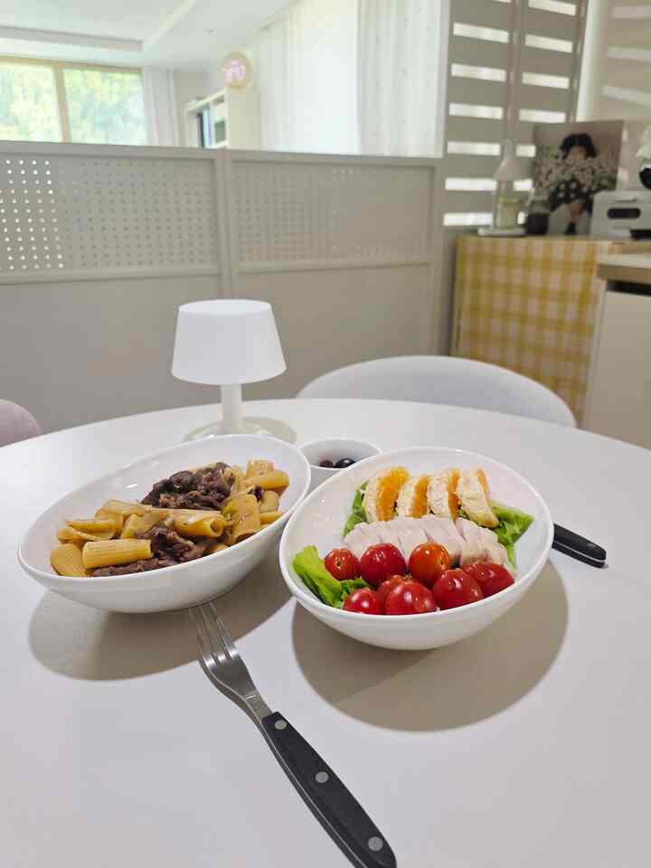 #今日の私の家 
＃森ビュー＃森ビューアパート＃ヒーリングビュー＃1階建て＃1階アパートメント 

天気がとても良い土曜日ですね〜🌞
夫が海外出張中だからあまり気にしない一週間でした～ 😮‍💨
昼食を食べて出かけたいのですが…
息子学園の宿題が足首をつかみます 😅
ああ！〜一週間の間に、私たちの家のビューはより緑になりました〜🌳💚
ヒーリングビューを見て、みんな幸せな週末を送ってください〜😊

＃毎日の共有＃週末に何をする＃週末に最も忙しい＃週末の日常 
#今日のランチ #ダイニングルーム #diningroom 

