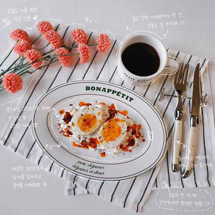 ＃コンスープ記録集

グリックヨーグルトの半熟ランド
こんなに食べればきれいで美味しく食べます！

グリックにみじん切りにんにく、アルロス、塩、コショウ、ディルを混ぜる
グリック - 半熟卵 - チリオイルを振りかけて仕上げたら終わり！

シンプルだが味わいの組み合わせですよ😊

✔️ボンアペティオーバルボール
- レタリングオーバル皿とブランチによく似合う
- コーヒーカップとセット構成なので活用もしっかり！

#ホームブランチ #ブランチ #クリーン式 #オーバル皿 #レタリングプレート #ボウルおすすめ #きれいなボウル #きれいな皿 #陶器のボウル #カトラリー #ラグイオール #おしゃぶり #キッチンクロス #調和 #コーヒーカップ #ティーカップ #レタリングカップ #グリッグヨーグルト #半熟卵 #レシピ #レシピ #