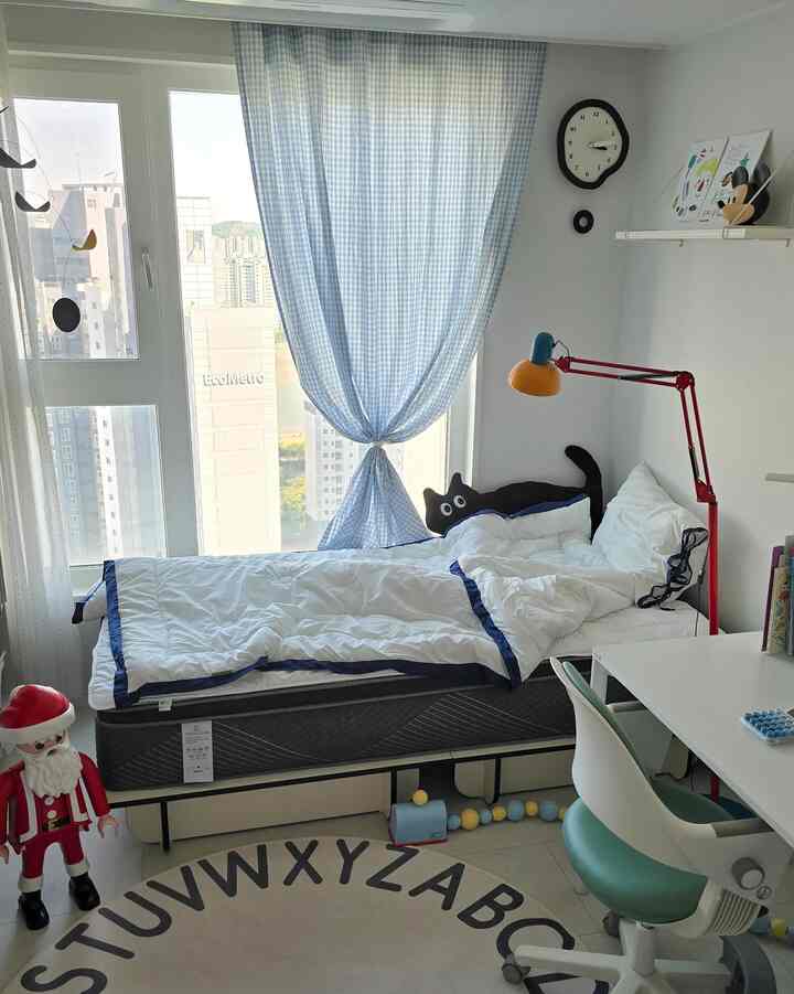 #오늘의우리집 #콘수프기록집
今日は息子の部屋を掃除する日🧹

寝具も新たに着替えて、 
見ていない本もまとめました📚

子供部屋は整理するたびに
なぜこのように捨てることがずっと出てくるのか… 😂
家の中で一番難易度の高い空間です。

それでもきれいになった部屋を見る
すごく嬉しい一日です🤍

 #아이방인테리어 #남자아이방 #아이방꾸미기



