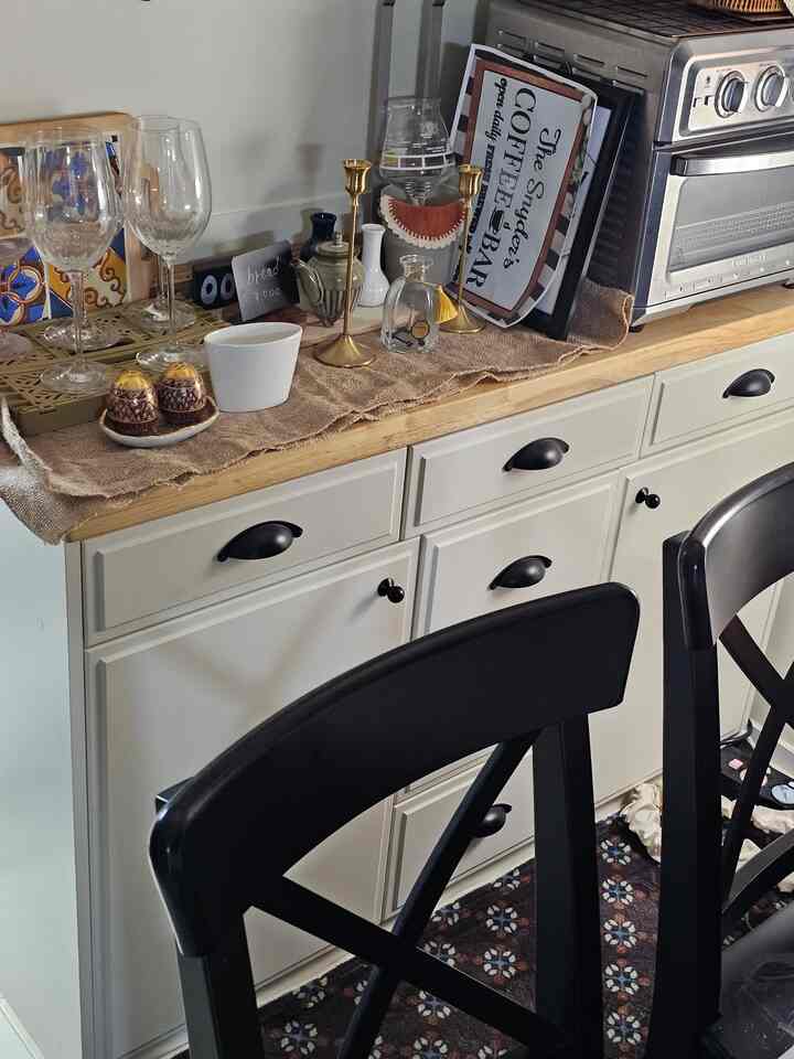 ＃あらゆる種類のビンテージホームカフェ＃あらゆる種類のビンテージ＃コンスープ記録
＃インテリアノウハウ＃私たちの家フォトゾーン＃今日のシーン
＃ビンテージムード＃ホームカフェを飾る＃ビンテージインテリア 
＃ビンテージインテリア＃ビンテージリビングルーム＃家具配置
＃ホームカフェ＃リビングルーム＃ビンテージ照明＃ビンテージラグ
#vintage #vintageinterior #homecafe
#カフェ #コーヒー #ongodvintage #mood

＜いろいろなビンテージホームカフェ：リセントビンズビュッフェ収納場セット＞
下部長もきれいだ。
引き出しは滑りが柔らかく、手が気になる心配もない。
ホームカフェ場とダイニングテーブルを間近に配置し、
リセントビンズ収納場で引き出しを開けて 
スーザーを取り出してご飯を食べる。 🍚
すごくヨーロッパ風感性のホームカフェ場ですが、
私たちは毎日ここでご飯を食べます。
いつも暖かく、居心地の良さを感じさせる
ありがたいホームカフェ場だ。 
ホームカフェ場とよく合うこのブラックチェアはIKEA製品。
 ＜イケアインオルフチェア＞なのに、ずっしりと頑丈で
他の椅子に交換するための厳しさはありません。
ヴィンテージでラスティックなきれいな椅子を見ていました。
夫と私が座る椅子ほど機能的でなければならないので、
差し替えられずにいる。
ホームカフェスペースの床に敷かれたビンテージラグ
<ノミアヘイリーブラウンラグカーペット>
このラグを選んだのは神の一人だったと思います。
ホームカフェ空間にヴィンテージな雰囲気を活かしている。
ヴィンテージの柄が可愛いですが、 
飛び出さずに豪華な雰囲気を出すようだ。

♡====================♡

       [コージー+ヴィンテージ=Lovely]

「私は年齢ではなくヴィンテージになります」
Io Non invecchiando, divento vintage.

I enjoy decorating my home.

ロマンチック、ホワイト、ウッド、シェビー、コージー、ラスティック..🤍
最近、私はこれらのヴィンテージの言葉に浸っています。 🤍🤎

ヴィンテージムードを愛する私にとって
ヴィンテージは私に幸せそのもの、私のすべてです。

if you love vintage.. 
▪︎On.God.Vin.T.G▪︎

＃あらゆる種類のビンテージ＃あらゆる種類のビンテージホーム＃ビンテージインテリア 
＃ビンテージ＃ホームカフェ＃ホームスタイリング＃ホームカフェインテリア 


    Happy ON.GOD Vintage time.
        :)♥︎

♡==============================♡

 《あらゆる種類のビンテージホーム》
   フランスヴィンテージムード〜

   パリカフェ。
   :)♥︎

いろいろな種類のヴィンテージが飛び交う…♥︎
ヴィンテージムードが興奮した…♥︎
《On.God.Vin.T.G》