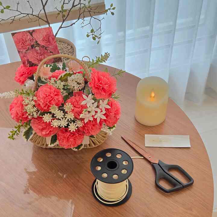 #コンスープ
#今日の私の家

作業中にウッドテーブル感性 
とてもきれいで撮ってみました☺️🩷

私は家で花屋を運営しています。
家で写真を撮るのは本当に多いです🌸

ウッドテーブルを買ったので、写真もとても
よく出てきてきれいで大満足です🥰

今日は昼も夜も作業を続けています。
家はめちゃくちゃですが、感謝の気持ちで
楽しく作業しています♥️🫣

今シーズンも頑張って無事 
うまく過ごせます🙏

＃ウッドテーブル＃ウッド円卓＃ウッドテーブル
#ウッドダイニングテーブル #ウッドインテリア
#2人食卓 #サイドテーブル 
＃リビングダイニングテーブル＃リビングサイドテーブル
#800ダイニングテーブル #800テーブル #2引用テーブル
＃リビングインテリア＃リビング飾り＃リビングスタイル
＃マオリ調和＃調和植物＃調和植物
#キャンドルライト #キャンドルライト 