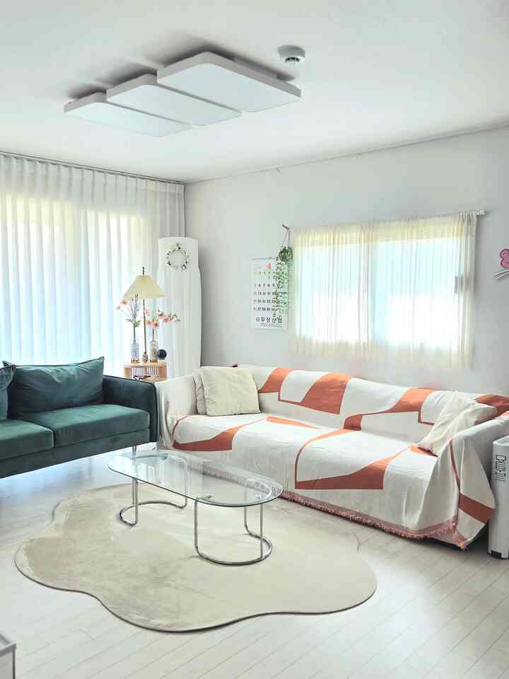 週末はほこり脱脱脱掃除する日！
新郎と一緒に一生懸命掃除しました^-^ #거실꾸미기 #거실테이블 #패브릭소파 #패브릭쇼파 #주택 #주방인테리어 #화이트인테리어 #심플인테리어 